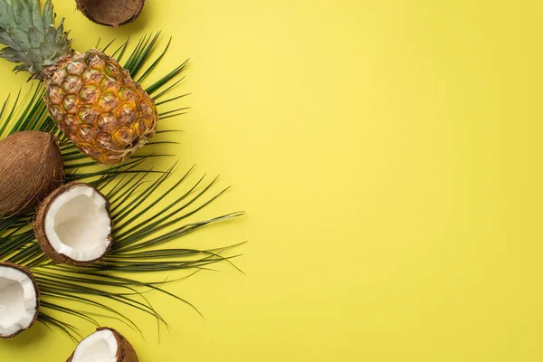 Conceito Férias Verão Foto Vista Superior Frutas Tropicais Cocos Abacaxi — Fotografia de Stock