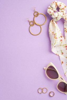 Güzellik konsepti uydur. Moda eşarbın dikey fotoğrafı. Güneş gözlükleri, altın küpeler ve mor arka planda yüzükler.