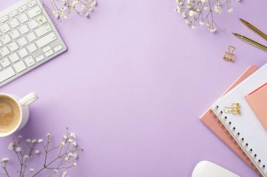 İş konsepti. Çalışma alanı klavye bilgisayar faresi fincanı kahve altın kalem klasörleri pembe not defterleri ve izole edilmiş leylak arkaplan üzerinde beyaz çigila çiçekleri