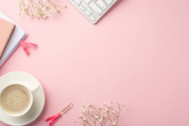 İş konsepti. Üst görünüm fotoğraf klavye günlükleri fincan köpüklü kahve fincan fincan fincan fincan fincanları ve izole edilmiş pastel pembe arka plan üzerinde beyaz çigila çiçekleri