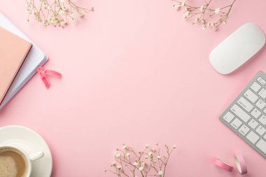 İş konsepti. Klavye bilgisayar planlayıcılarının üst görüntüsü bir fincan kahve tabağı yapıştırıcı bant ve izole edilmiş pastel arkaplan üzerinde beyaz çigila çiçekleri ortada boş alan