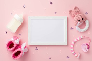 Bebek aksesuarları konsepti. Beyaz çerçeveli pembe popo, emzik zincir şişesi izole edilmiş pastel pembe arka planda örülmüş tavşan çıngıraklı oyuncak ve konfeti.