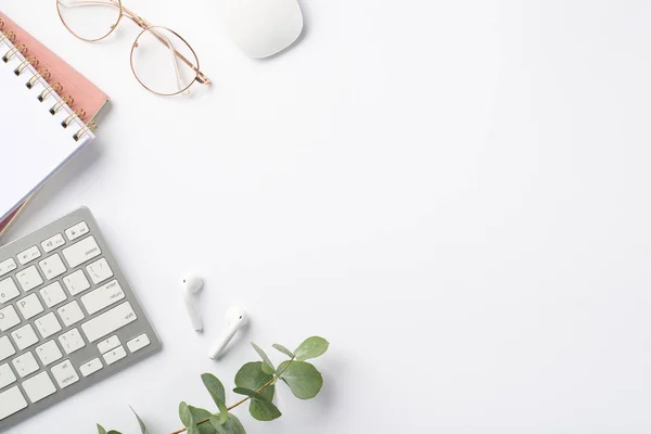 Concepto Negocio Vista Superior Foto Del Lugar Trabajo Auriculares Inalámbricos —  Fotos de Stock