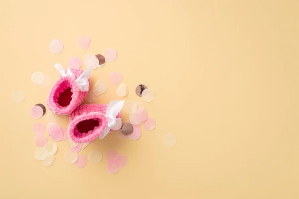 Babykonzept Foto Von Oben Mit Rosa Gestrickten Booties Und Glänzendem — Stockfoto