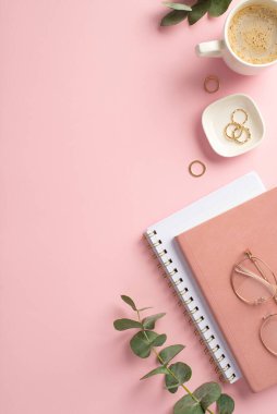 İş konsepti. Çalışma alanının dikey fotoğrafı. Pembe planlamacılar. Altın yüzükler.