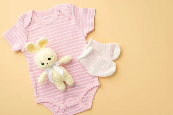 Conceito Acessórios Bebê Foto Vista Superior Meias Bodysuit Rosa Brinquedo — Fotografia de Stock