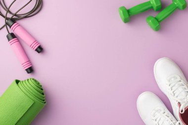 Spor aksesuarları konsepti. Yeşil spor hasırının üst görüntüsü halat atlama halatı ve beyaz spor ayakkabıları izole edilmiş pastel eflatun arkaplan ve ortasında kopyalanmış boşluk
