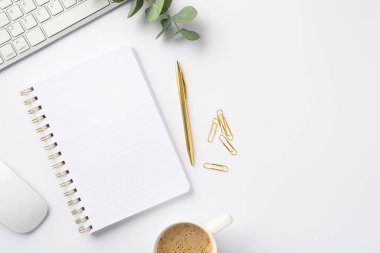 İş konsepti. Çalışma istasyonu beyaz klavye bilgisayar fare açık kahve fincanı altın kalem ve okaliptüs filiz izole beyaz arka plan