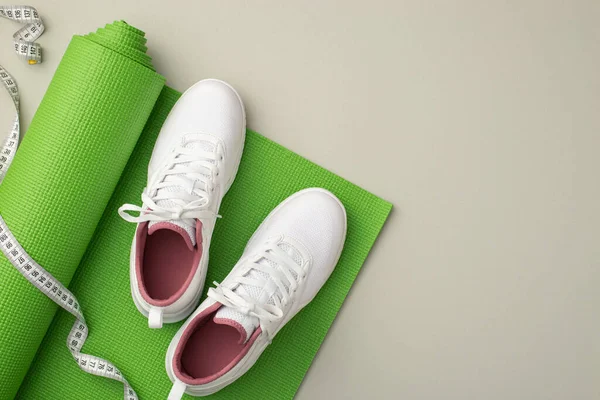 Fitness Concept Bovenaanzicht Foto Van Meetlint Witte Sneakers Groene Sportmat — Stockfoto