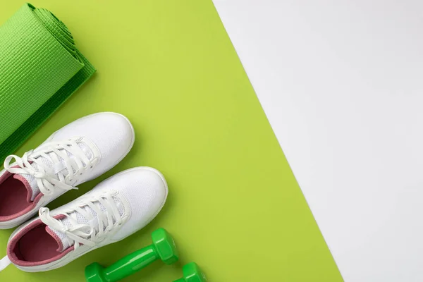 Sportconcept Bovenaanzicht Foto Van Witte Sneakers Groene Trainingsmat Halters Bicolor — Stockfoto