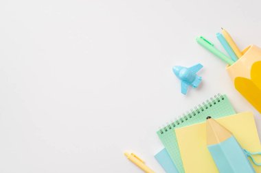 Okul konseptine geri dönelim. Okul gereçleri uçağının en iyi görüntüsü kalemlik kalemleri şekillendirdi ve boş arkaplanı olan izole beyaz arka plandaki kalemleri temsil ediyor.