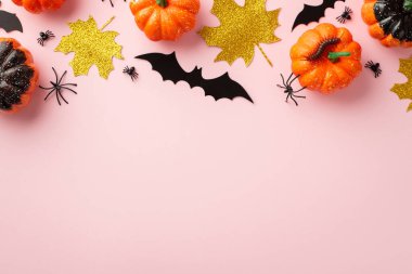 Cadılar Bayramı ürkütücü dekorasyon konsepti. Kabakların en üstteki fotoğrafı altın parıltısı örümcekleri ve kırkayağı izole edilmiş pastel pembe arka planda ve boş alanda bırakır.