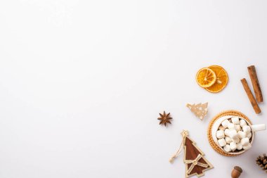 Marshmallow rattan yapılmış kakao fincanının en üst görüntüsü. Kurumuş köknar ahşap süslemesi. Portakal dilimi.