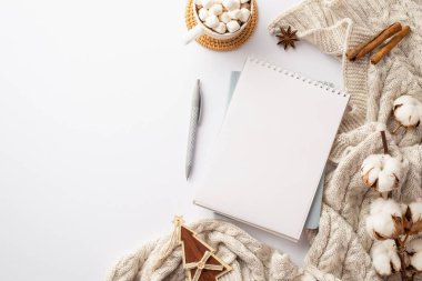 Açık not defterinin üst görüntüsü köknar köknar tahta süsleme kupası marshmallow rattan plasemat örülmüş eşarp pamuk anason ve tarçın çubukları ile izole edilmiş beyaz arka planda