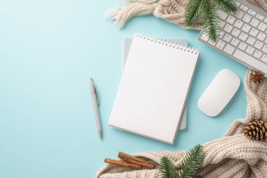 Kış tatili konsepti. Klavye bilgisayar faresinin üst görünüm fotoğrafı. Not defterini aç. Ekose desenli ladin dalları, çam kozalakları ve tarçın çubukları.