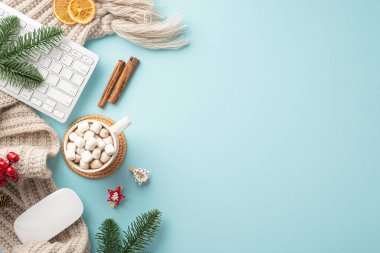 Klavye bilgisayar faresi ekoseli sıcak su bardağı ile marshmallow ladin dalları dekoratif klipler ökseotu tarçın çubukları izole edilmiş pastel mavi arka planda kurutulmuş narenciye dilimleri.
