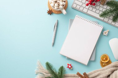 Yeni yıl konsepti. Marshmallow ekose çam dalları ile hatırlatma kalem klavye fincan fotoğraf kuru narenciye dilimleri izole pastel mavi arka planda ökseotu tarçın