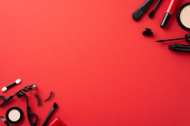 Kara Cuma satış konsepti. Kozmetik maskarası sahte kirpik göz kirpikleri, kıvrık dudak parlatıcısı, pudra tozu toka fırçaları ve izole edilmiş kırmızı arkaplan.