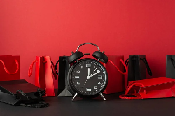 Black Friday Konzept Foto Des Weckers Rote Und Schwarze Papiertüten — Stockfoto