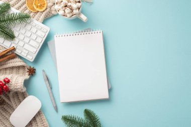 Klavye bilgisayar planlayıcısı tarçın ökseotu tarhana dallı ekose kakao örmüş izole edilmiş açık mavi arka planda kurutulmuş portakal dilimleri.