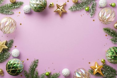 Yeni yıl konsepti. Beyaz altın şeffaf ve yeşil mücevherlerin en üstteki fotoğrafı yıldız süslemeleri konfeti ve kardaki çam dalları yalıtılmış leylak arkaplan ve ortada boş alan