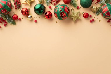 Noel ağacı süslemeleri konsepti. Altın rengi, kırmızı ve yeşil takılar yıldız süslemeleri ökse otu çam ağaçları ve izole edilmiş bej arka planda parlak konfetiler.