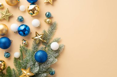 Yeni yıl konsepti. Yıldız süslemeleri ile süslenmiş kardaki çam dalının en üst görüntüsü izole edilmiş bej arka planda beyaz mavi ve altın takılar boş alan