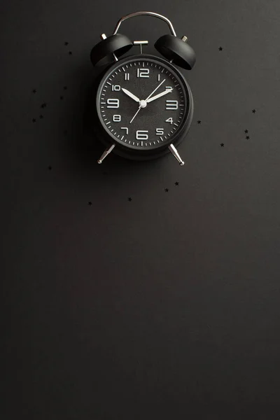 Концепция Черной Пятницы Вертикальное Изображение Черного Будильника Конфетти Изолированном Черном — стоковое фото