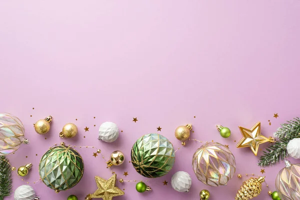 Yeni Yıl Konsepti Şeffaf Altın Yeşil Takılar Yıldız Çam Kozalağı — Stok fotoğraf