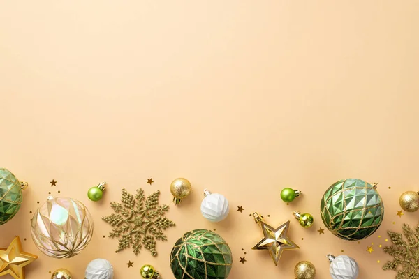 Noel Ağacı Süslemeleri Konsepti Şeffaf Beyaz Altın Yeşil Mücevher Toplarının — Stok fotoğraf
