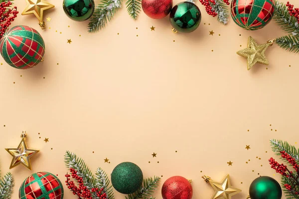 Nieuwjaarsconcept Bovenaanzicht Foto Van Rode Groene Kerstballen Gouden Ster Ornamenten — Stockfoto