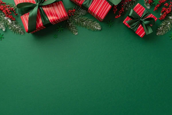 Vánoční Nápad Horní Pohled Fotografie Červené Dárkové Krabice Zelenou Stuhou — Stock fotografie