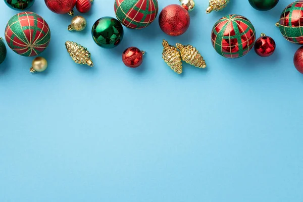 圣诞树装饰的概念 空隙孤零零的淡蓝色背景上的红色 金黄色和松果饰物的顶部照片 — 图库照片