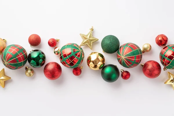 圣诞装饰的概念 孤立的白色背景上的红色绿色金球和星形饰物的俯瞰照片 — 图库照片