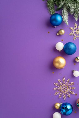 Noel Günü konsepti. Mavi beyaz ve altın takılar, kar tanesi süslemeleri, don içinde ladin dalları ve boş arkaplan ile izole edilmiş menekşe arkaplanı üzerinde konfeti.