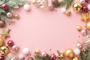 Noel konsepti. Üstten görünen şık, şeffaf beyaz altın ve pembe takılar yıldız süslemeleri konfeti ve kardaki çam dalları izole edilmiş pastel pembe arka plan ve ortasında boş alan.