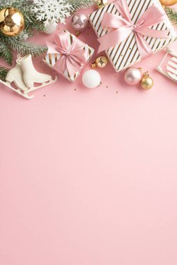 Noel estetiği konsepti. Kar taneleri, kar taneleri, buz pateni süslemeleri ve izole edilmiş pastel pembe arka planda boş alan konfetilerinin bulunduğu mevcut kutuların en üst dikey fotoğrafı.