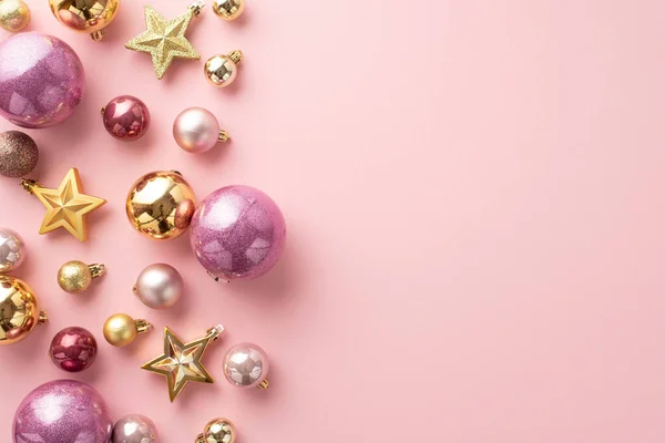 Noel Ağacı Süslemeleri Konsepti Modaya Uygun Leylak Sarısı Pembe Mücevherler — Stok fotoğraf