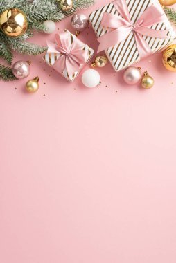 Noel Günü konsepti. Üst dikey fotoğraf hediye kutuları ile kurdele ile çam dalları don altın beyaz pembe takılar ve boş alan ile izole pastel pembe arka plan üzerinde konfeti