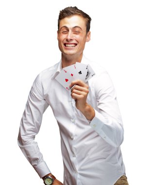 poker kartları tutan genç adam portresi