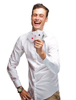 poker kartları gösterilen genç adam portresi