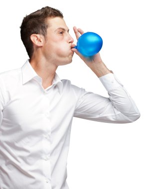 genç adam bir balon üfleme portresi