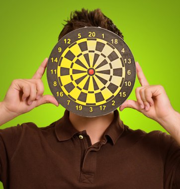 dart tahtası tutan erkek portresi