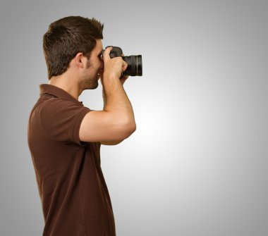 adam tutarak fotoğraf makinesi