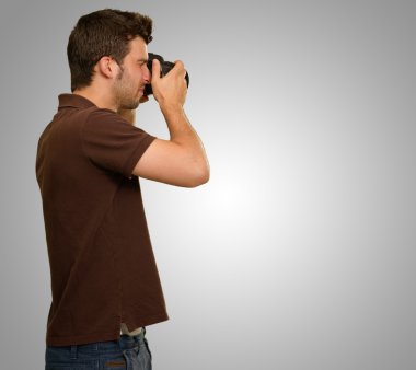 adam tutarak fotoğraf makinesi