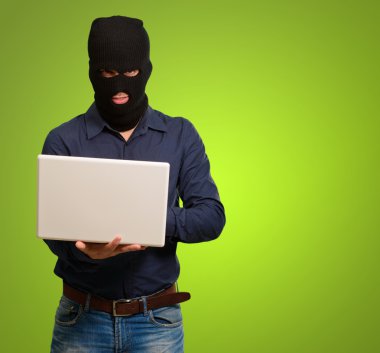 genç erkek hırsız holding laptop