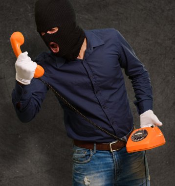 hırsız adam tutarak telefon