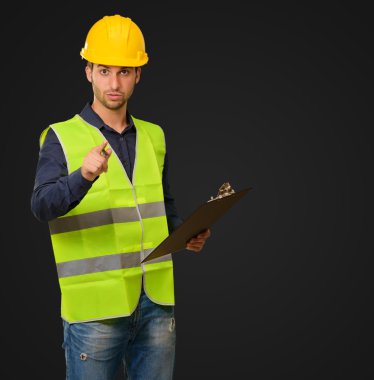 yazı defteri tutan genç bir mühendis