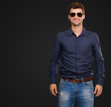 gülümseyen genç adam