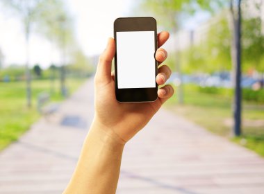 El ele tutuşan akıllı telefon